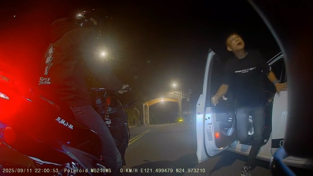 影／烘爐地山路起糾紛！騎士超車奧迪遭攔車罵「騎三小」　駕駛下車再嗆後方騎士