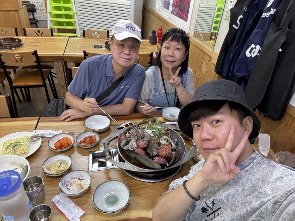 李岳孝親遊濟州島！返台後痛到下跪血尿　急診才知病因