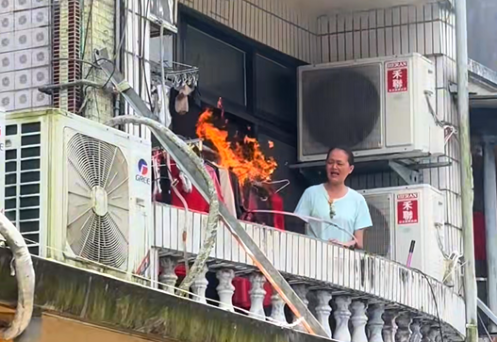 影／平溪十分天燈掉進2F「住戶衣服被燒毀」　外國網友：許願結果只是把某人衣服點燃