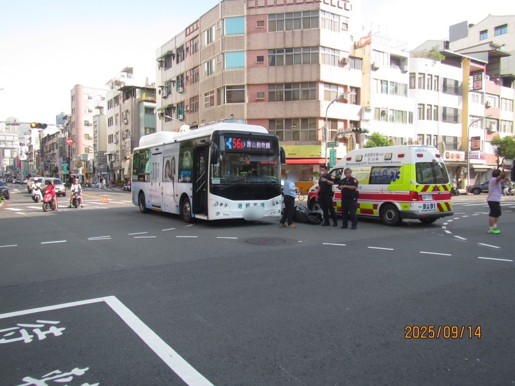 75 歲翁騎車闖紅燈沒禮讓行人 慘遭公車擊落吞萬元罰單 撞擊畫面曝