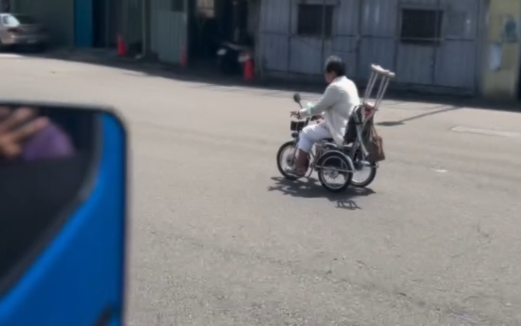 影／高雄高速婆婆！騎三輪電動輪椅路上狂飆　目擊民眾驚：A椅86