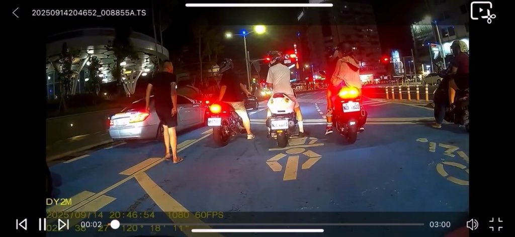 影／賓士C300突切車道被叭！下車跟騎士爆發口角　女友人急下車拉走