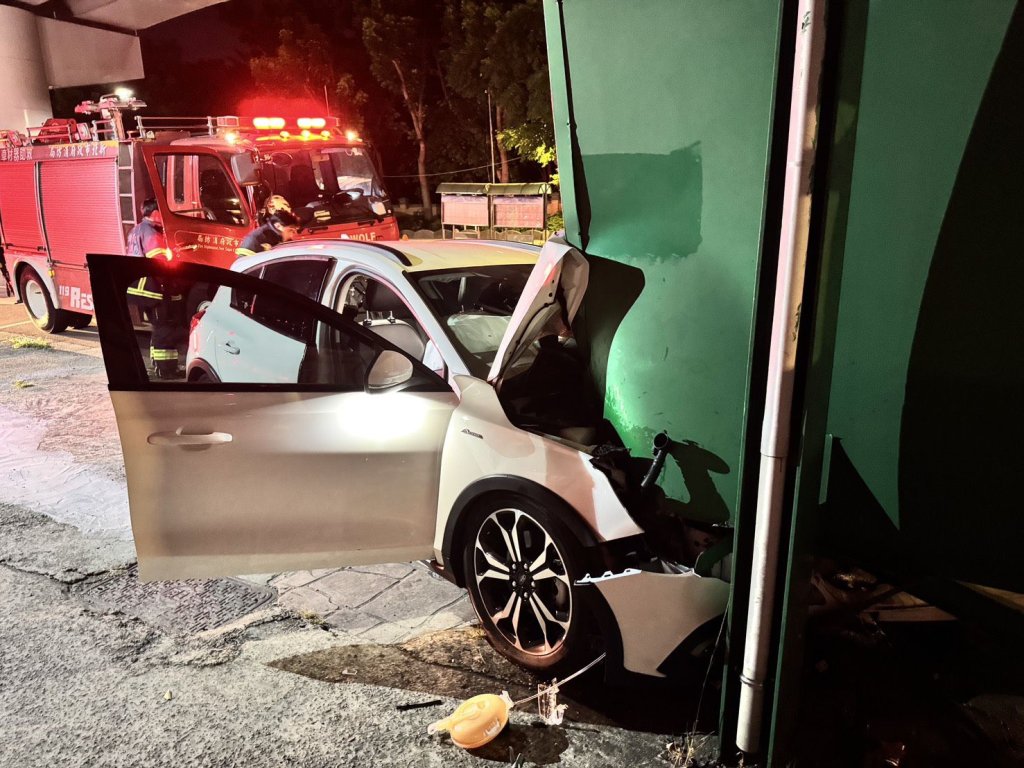 你累了嗎？三峽男開上人行道直撞公車站　車頭爛毀深陷牌柱