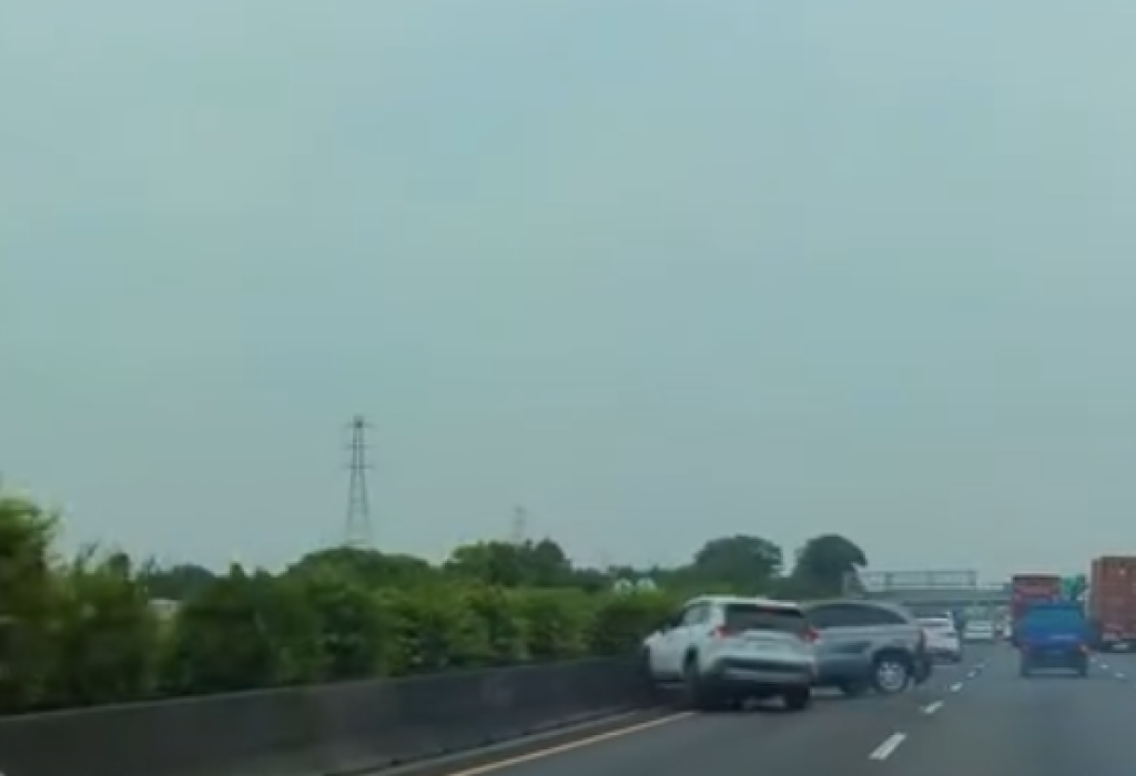 撞擊畫面曝光！ 　國道1號小貨車駕駛恍神釀連環車禍4車相撞