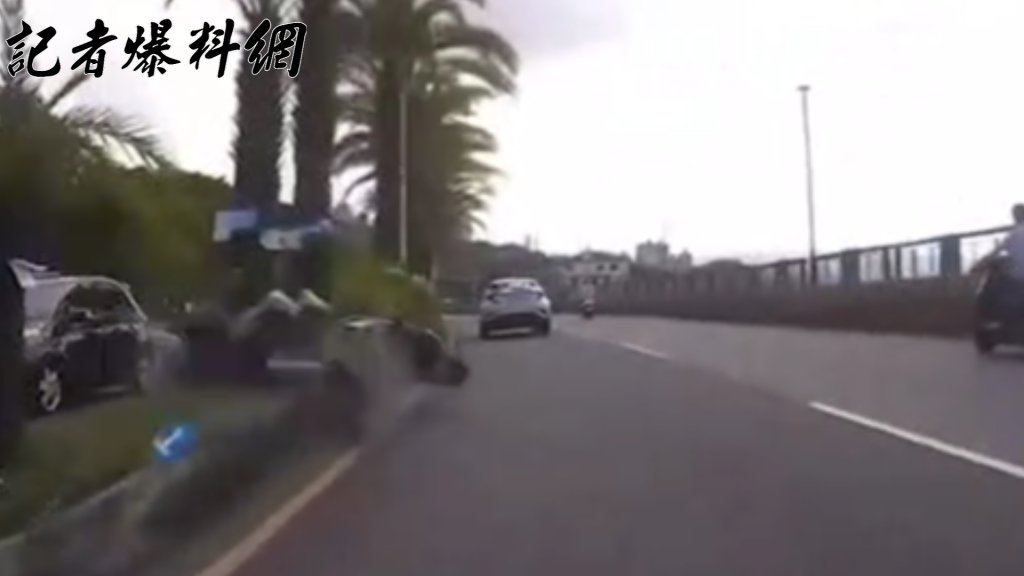 淡水雙載騎士超車擦撞失控撞樹　左手斷了還害老翁骨盆骨折