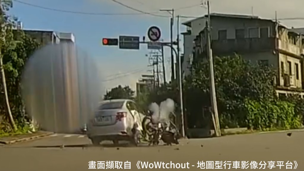 看車但沒看機車...龍潭女左轉沒讓　騎士直行猛撞騰空墜地慘摔