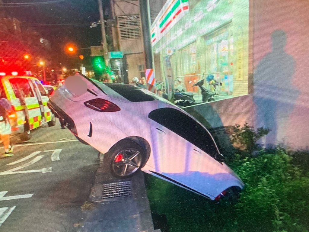桃園龜山自小客車停車不慎墜落！　駕駛乘客自行脫困