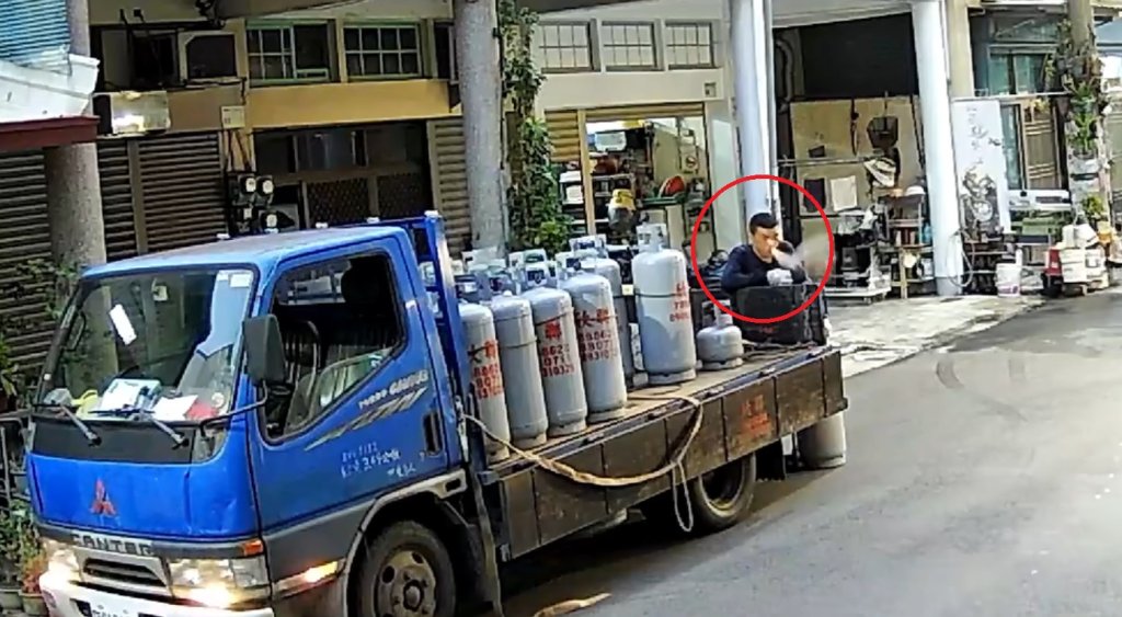 離譜！屏東男子駕貨車載送瓦斯抽煙　網友驚：移動式炸彈