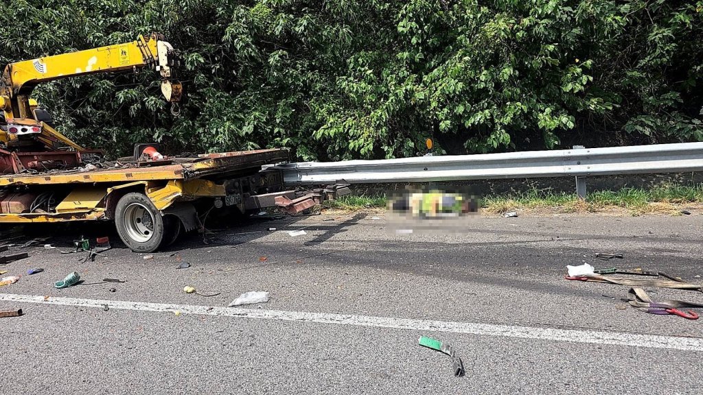 國道3號南下茄苳路段拖吊車撞大貨車！　大貨車撞翻拖吊車駕駛OHCA