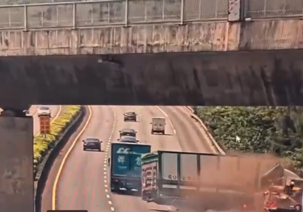 撞擊畫面曝光！國道3號拖吊車遭大貨車擦撞　駕駛撞飛傷重不治