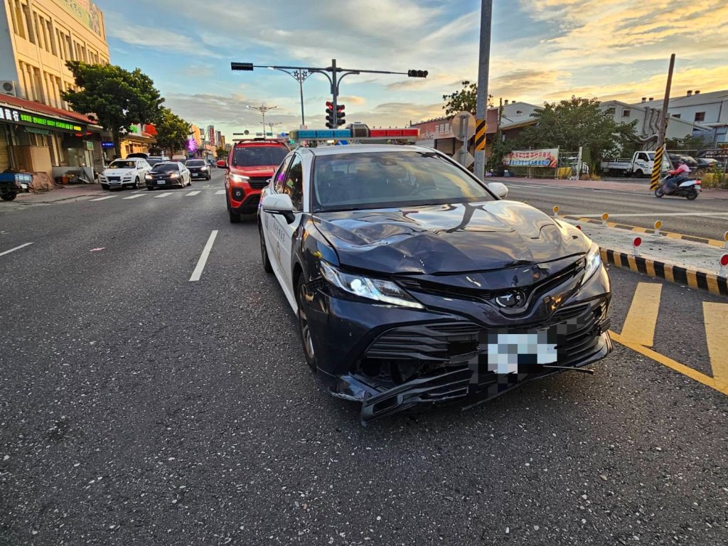 花蓮分局巡邏車與機車碰撞騎士一度昏迷　員警搬運機車手部嚴重燙傷
