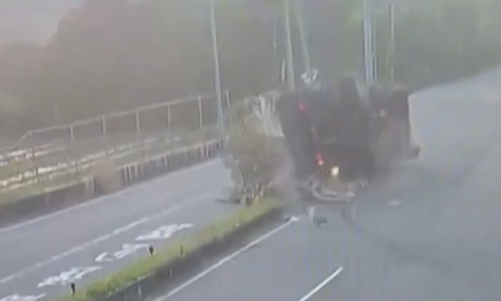 國道3號大山交流道大貨車自撞翻覆　貨物散落駕駛擦挫傷