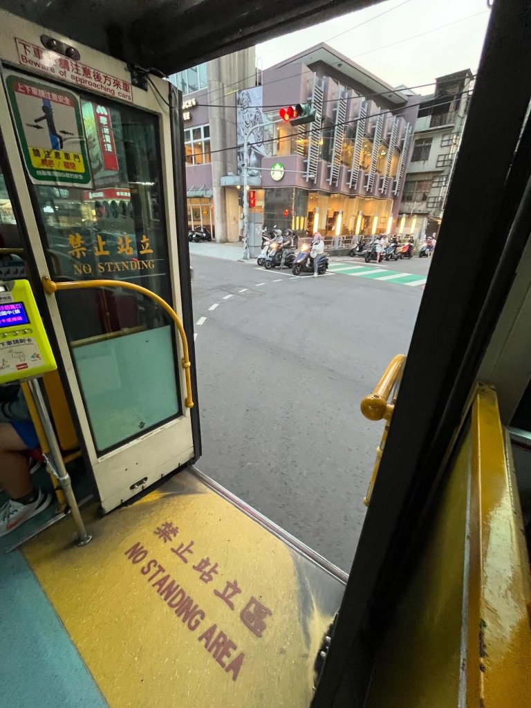 台中公車「大門開開」照瘋傳　網笑：乘客都練就生存技能