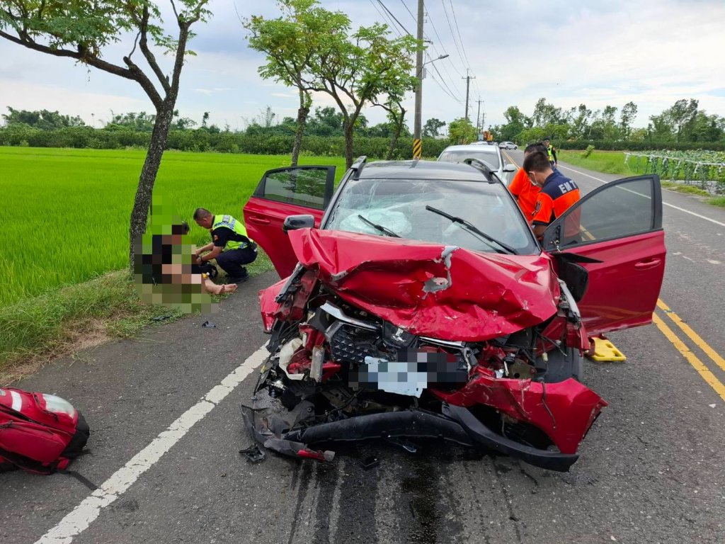 影／台南東山2車對撞！釀1死2傷...車內搜出毒品　車撞爛零件四散