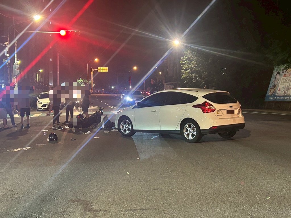 苗栗聯合大學男大生駕車校門口與機車相撞！　70歲機車騎士受傷送醫