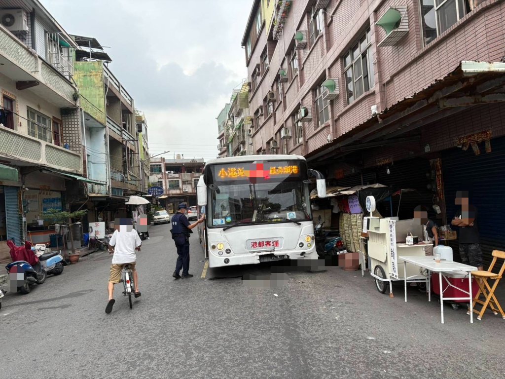 高雄小港鳳林路意外 大客車突入對向車道釀擦挫傷事故