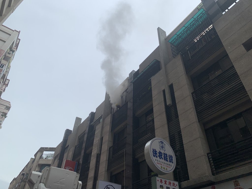 高雄左營透天竄煙！疑瓦斯爐煮水「忘關火」引燃抽油煙機
