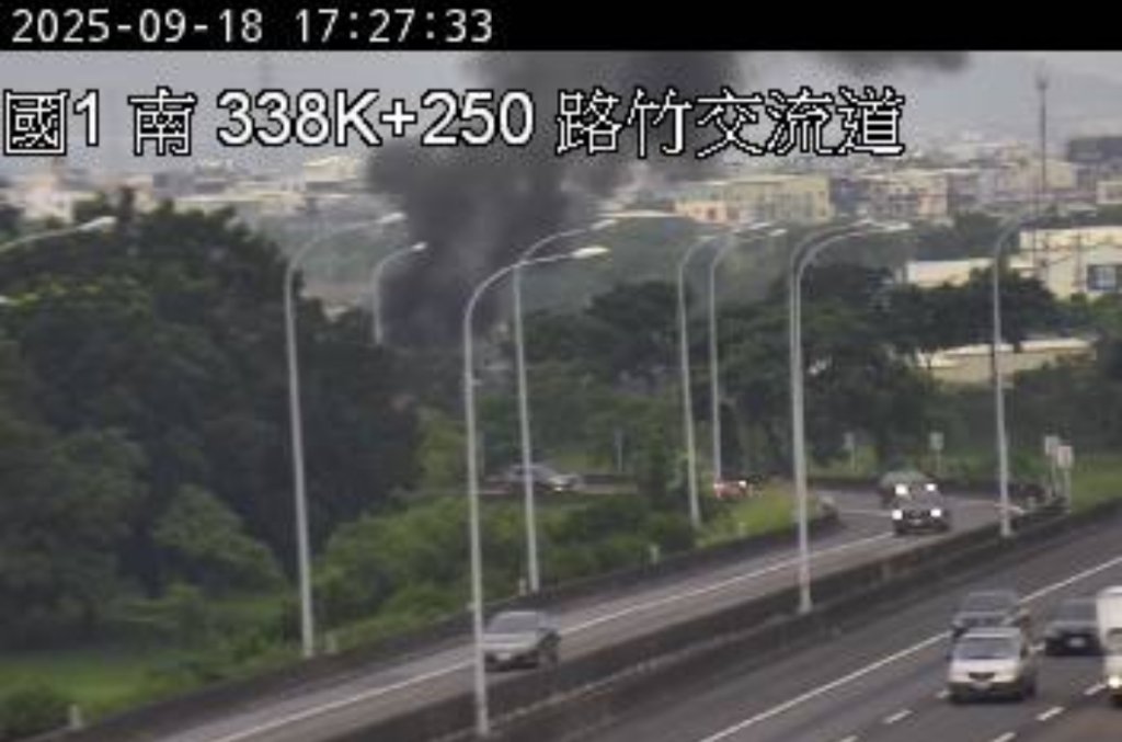快訊／下班注意！國1北上路竹出口「火燒聯結車」黑煙狂竄