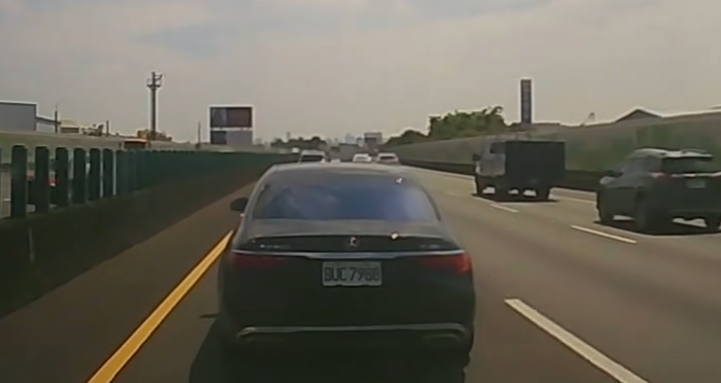 邁巴赫國道擋救護車！　駕駛檢舉國道警回覆行車紀錄影像無法看到救護車「不予舉發」 