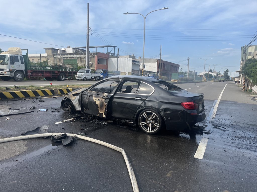 中年男桃園新屋開車自撞分隔島 瞬間火燒車! 路人英勇拉人逃死劫