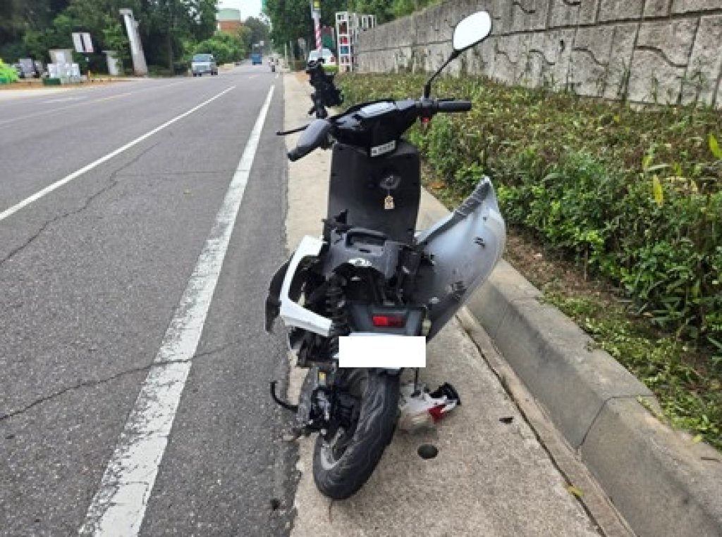 陸客騎微型電動二輪車 金門自由行遭小客車追撞 命危搶救中