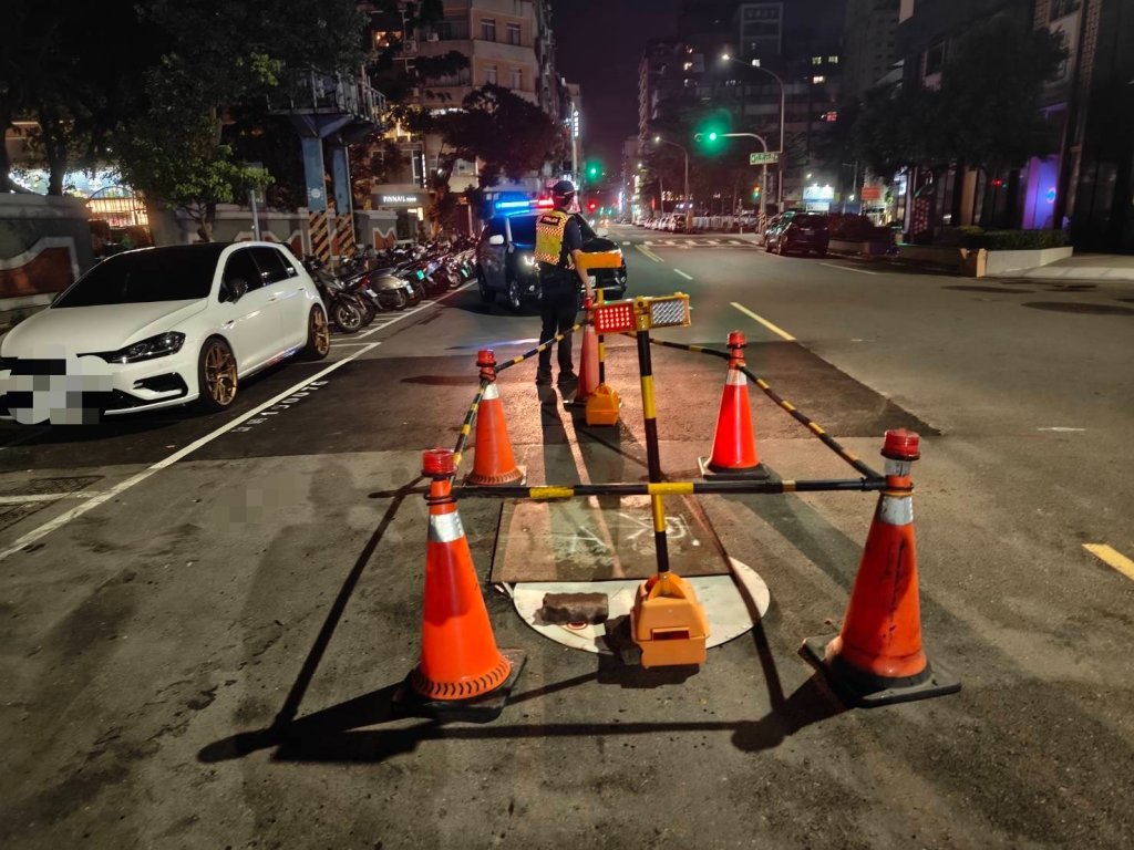 天坑又現?! 高雄瑞源路驚現「60公分深坑洞」 2轎車慘中招爆胎卡路中