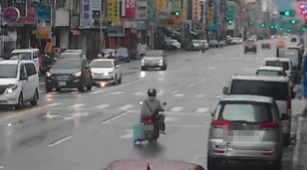 「高雄人無極限」！男單手騎車「拖行李箱狂飆」網驚：輪子沒事？警開罰了