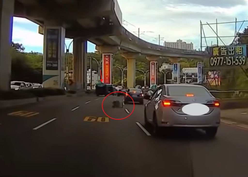 貨車後斗沒鎖！板車掉落驚險瞬間 網友怒批：宣導再多也沒用