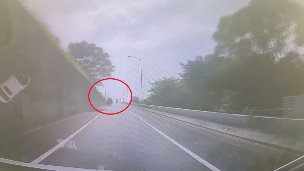 影／休旅車自撞墜國6匝道影片曝光！車內乘客拋飛5人傷　目擊駕駛嚇壞