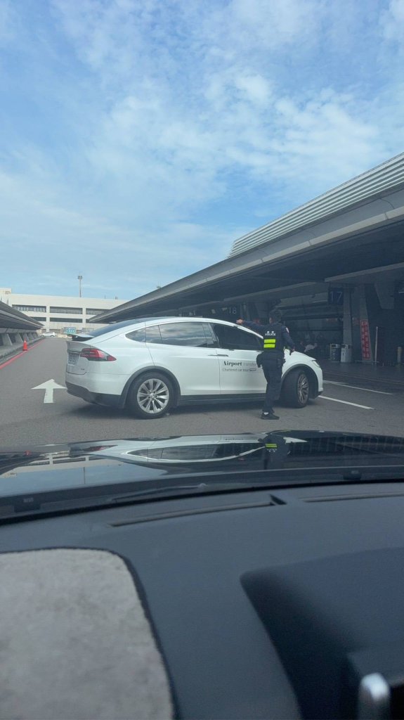 (更新)影／桃園機場驚傳槍響　警朝特斯拉連開多槍