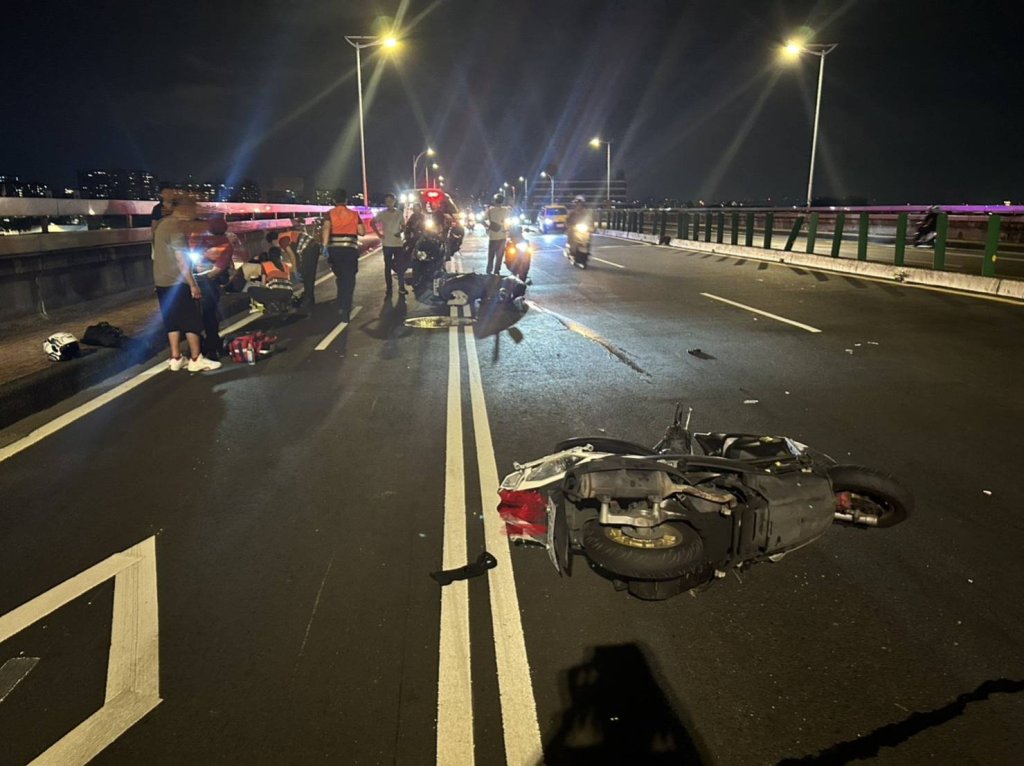 北市民權大橋5車連環追撞！6人受傷送醫