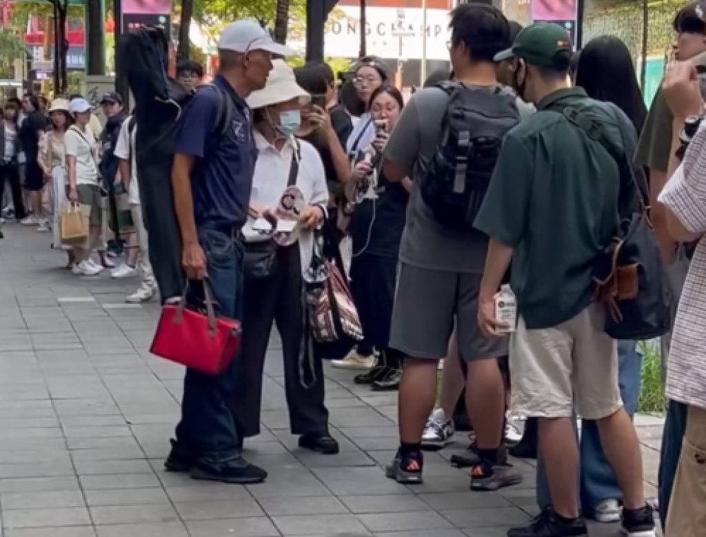 影／台北寶可夢中心排隊爆口角！阿公阿嬤插隊代排解壓縮被嗆翻　員工介入處理　