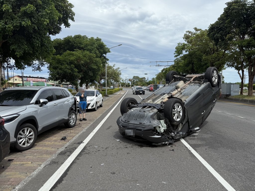 精神不濟揉眼睛　宜蘭五結女駕駛自撞路旁停放車輛翻覆