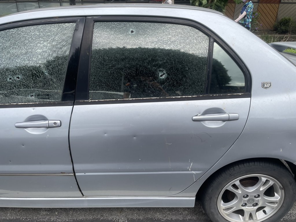 滿車全彈孔！板橋國小旁停放汽車疑遭槍擊　初判至少遭開23槍