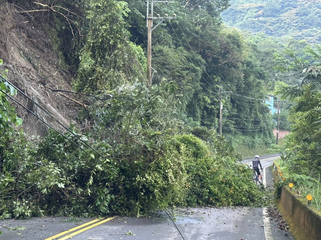 苗124線33.5K處坍方　員警協助排除