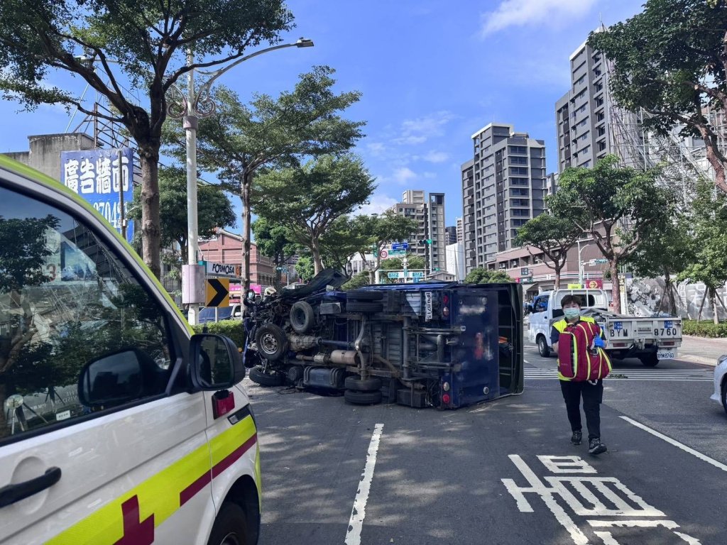 不熟路況？桃園小貨車自撞分隔島失控翻覆