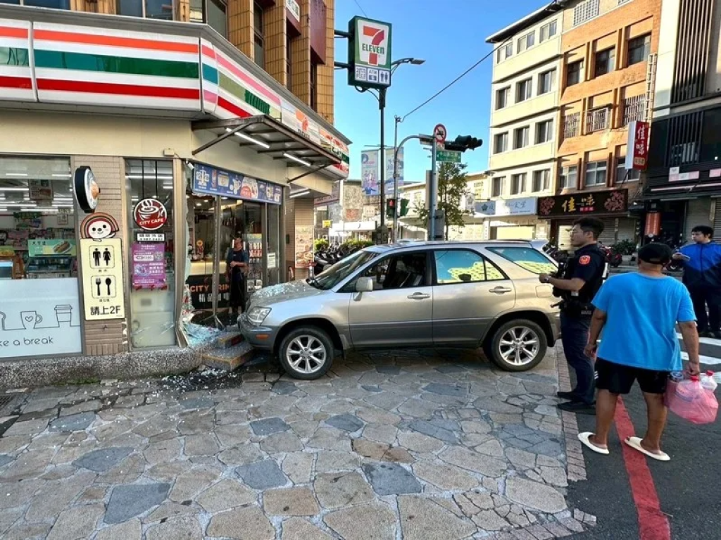 疑停車誤踩油門　礁溪LEXUS休旅車直衝便利商店撞爆玻璃大門