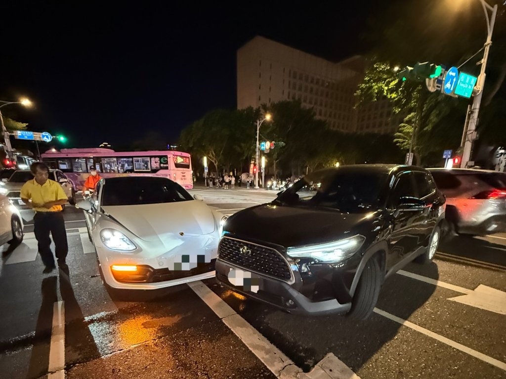 這下吃力了...豐田Cross信義區搶快「大迴轉」碰撞直行保時捷帕拉梅拉