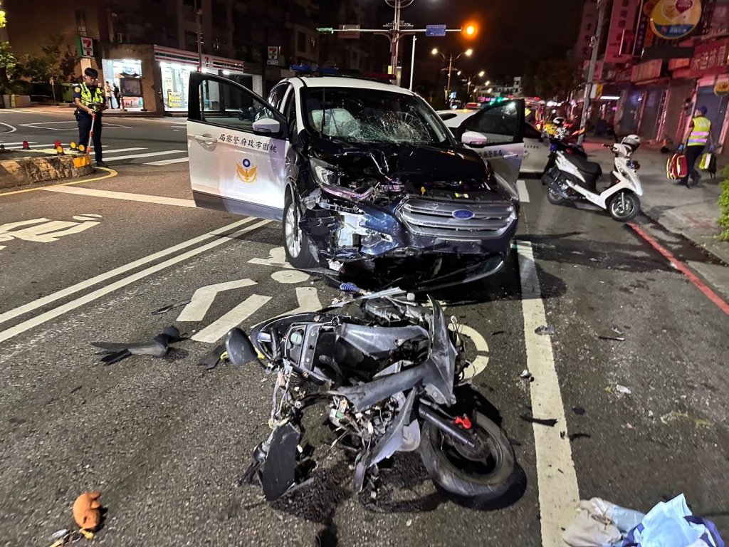 心虛拒檢「飆破百」！桃園毒蟲逆向、闖紅燈　「凍袂赴」猛撞警車悽慘落網