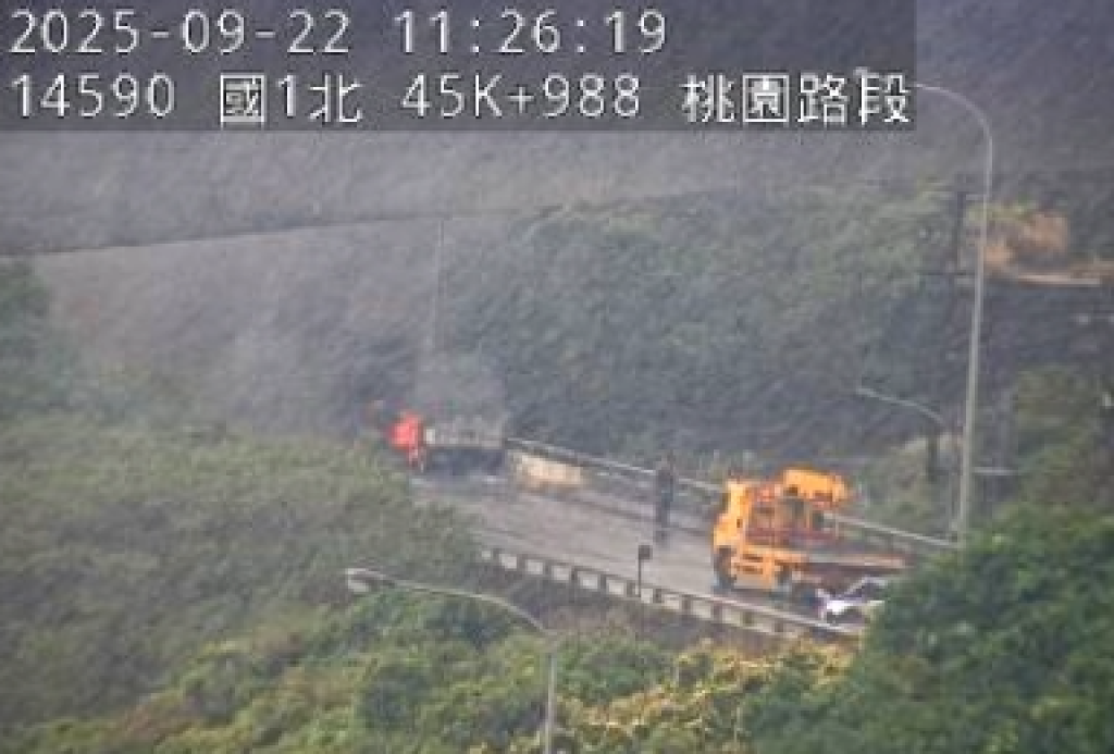 國道1號五楊高架南向桃園路段火燒車！　駕駛急逃生小貨車付之一炬