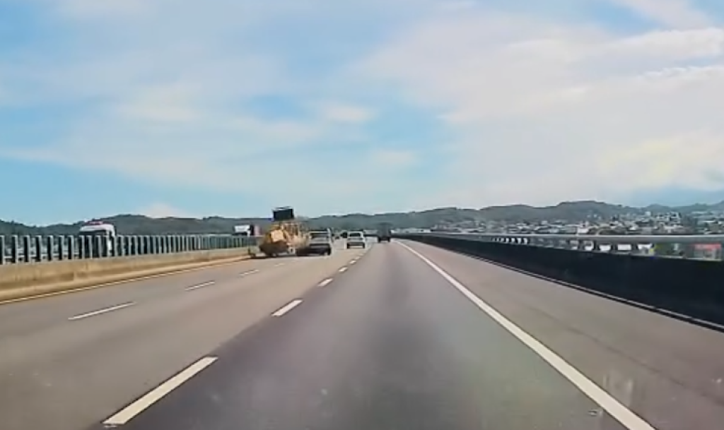 撞擊畫面曝光！又發生國道開輔駕車撞緩撞車　網友嘆：又一個不看路的被擊落了