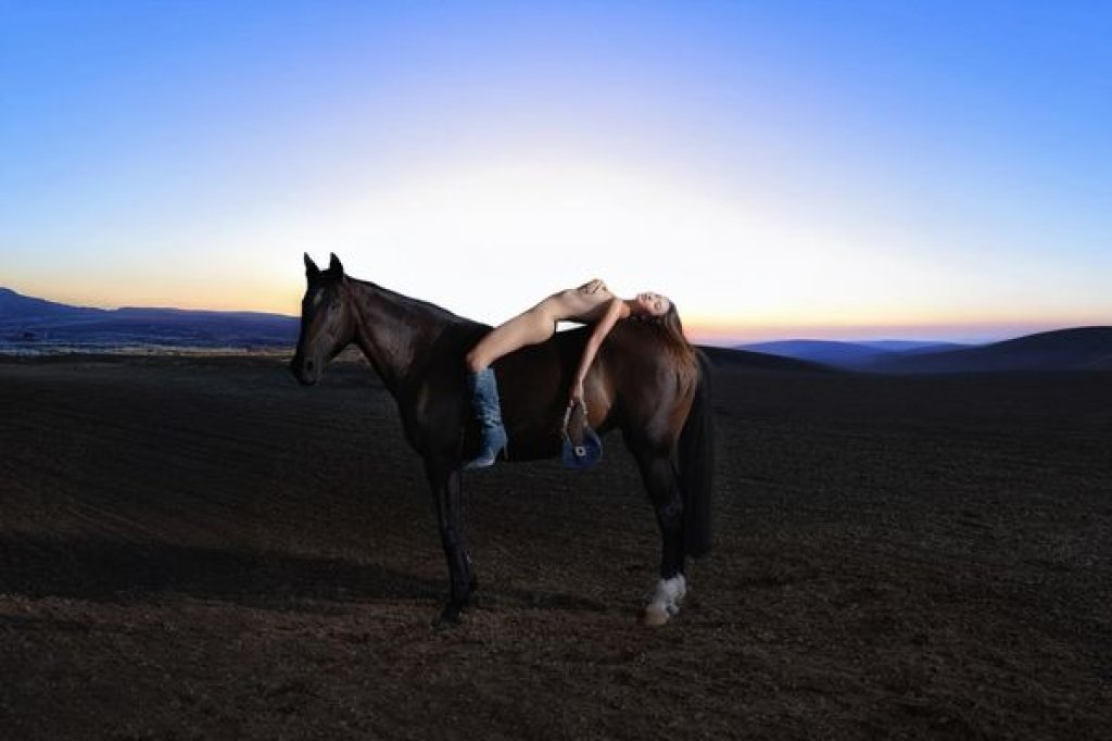 薔薔全裸入鏡！脫光騎馬「單手遮胸」　展現絕美好身材