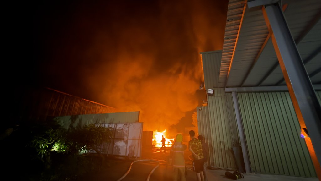 快訊／台南仁德壓克力工廠火警！惡火狂燒 消防搶救中