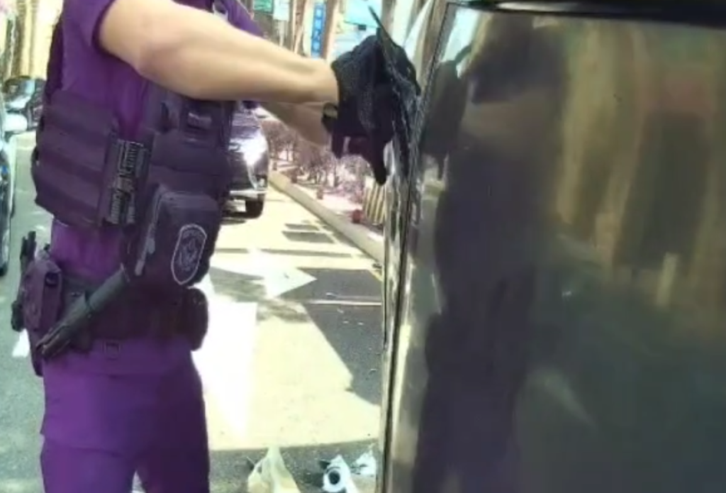 通緝男狂逃自撞翻車急呼「趕快救我老婆」 　警方破窗救人