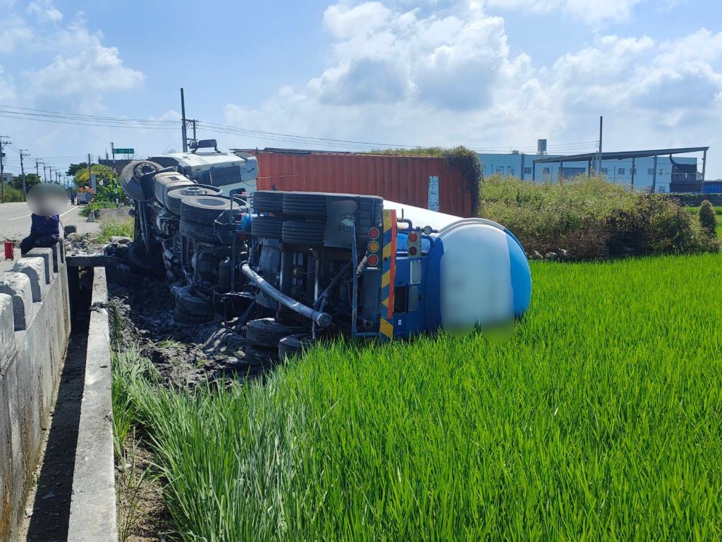 駕駛精神不濟釀禍！　苗栗通霄曳引車翻覆路邊稻田 