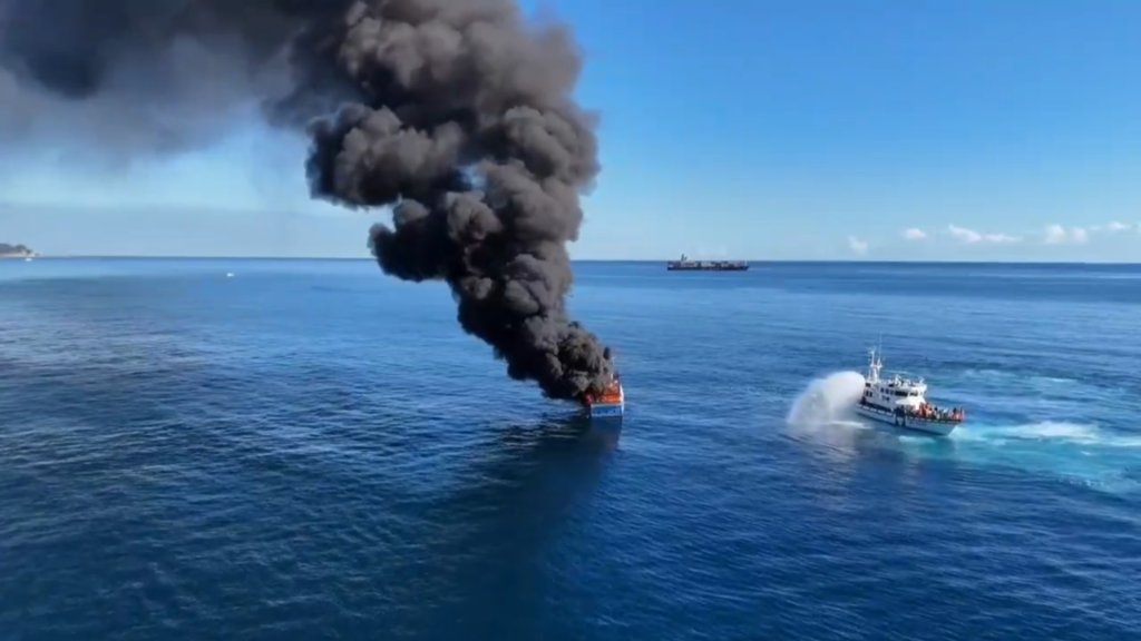 基隆外木山外海漁船陷火海黑煙直竄天際　7人跳海驚險逃生
