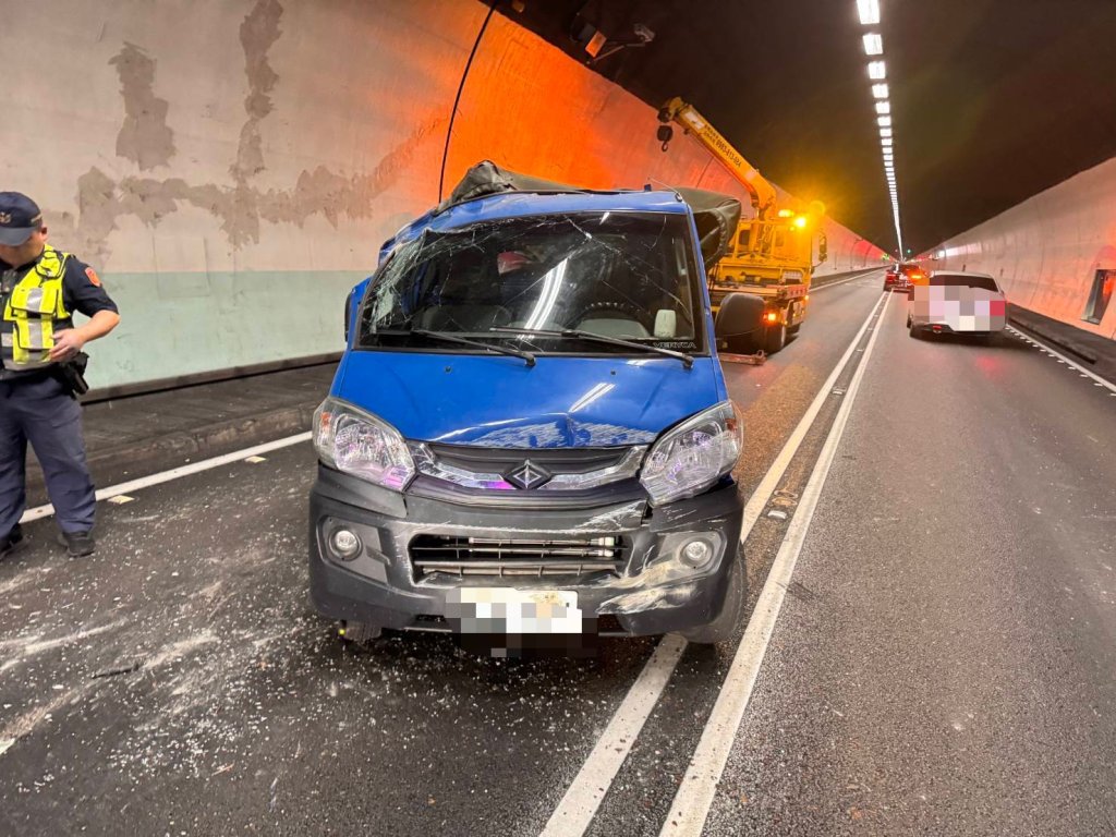  雪山隧道內小貨車爆胎肇事！　自撞施工廊道牆壁乘客受傷送醫