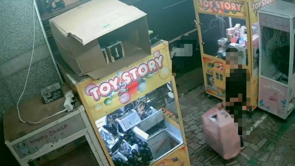 有片/台南無業男囂張搜刮娃娃機限量公仔　失竊價值達22萬元