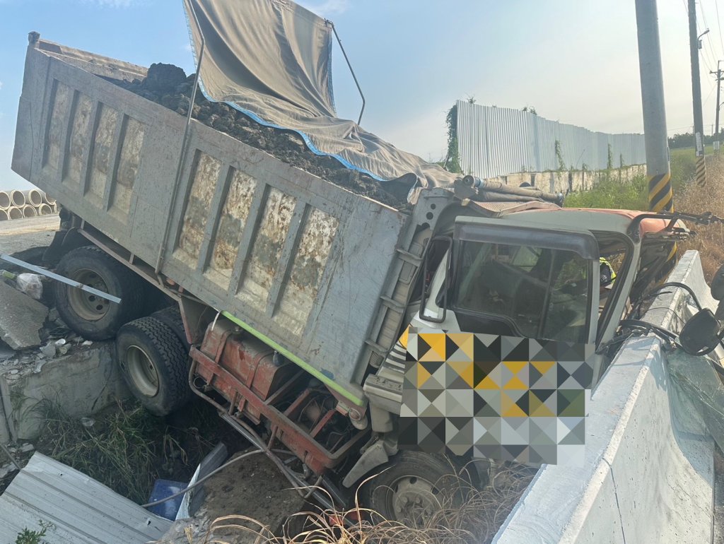 嘉義台積電外包工地「尷尬」意外！貨車滑行「直撞流動廁所」 女義交被困獲救