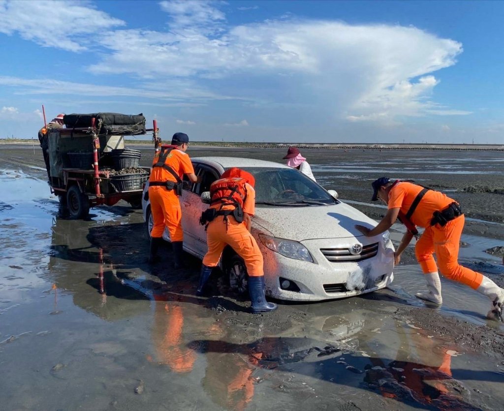 自小客車陷王功沙灘　蚵車當拖吊車助脫困